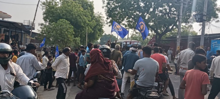 Varanasi: डॉ. अंबेडकर का पोस्टर अराजक तत्वों ने फाड़ा, पुलिस ने संभाले कमान