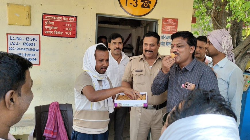 राजातालाब रेलवे क्रॉसिंग पर अंडरपास स्वीकृति से लोगों में खुशी की लहर, बांटी गई मिठाई