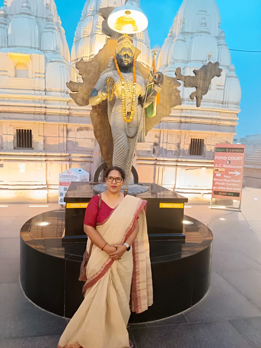 काशी विश्वनाथ मंदिर में लोकमाता अहिल्याबाई की प्रतिमा पर चांदी का छत्र और पट्टिका स्थापित