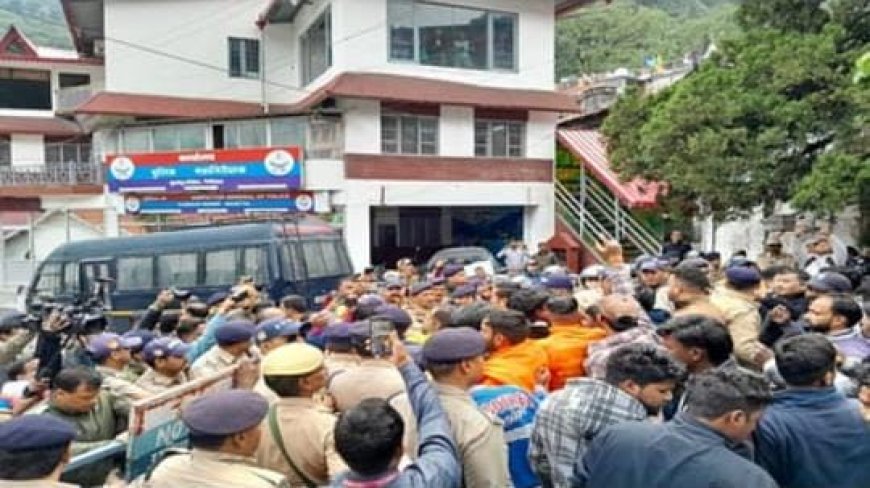 नैनीताल में उबाल: दुष्कर्म कांड के बाद सड़कों पर फिर उतरी जनता, हनुमान चालीसा के पाठ के साथ प्रदर्शन तेज