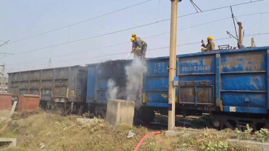 Chandauli : डीडीयू जंक्शन पर कोयला लदी मालगाड़ी में लगी आग, बड़ा हादसा टला