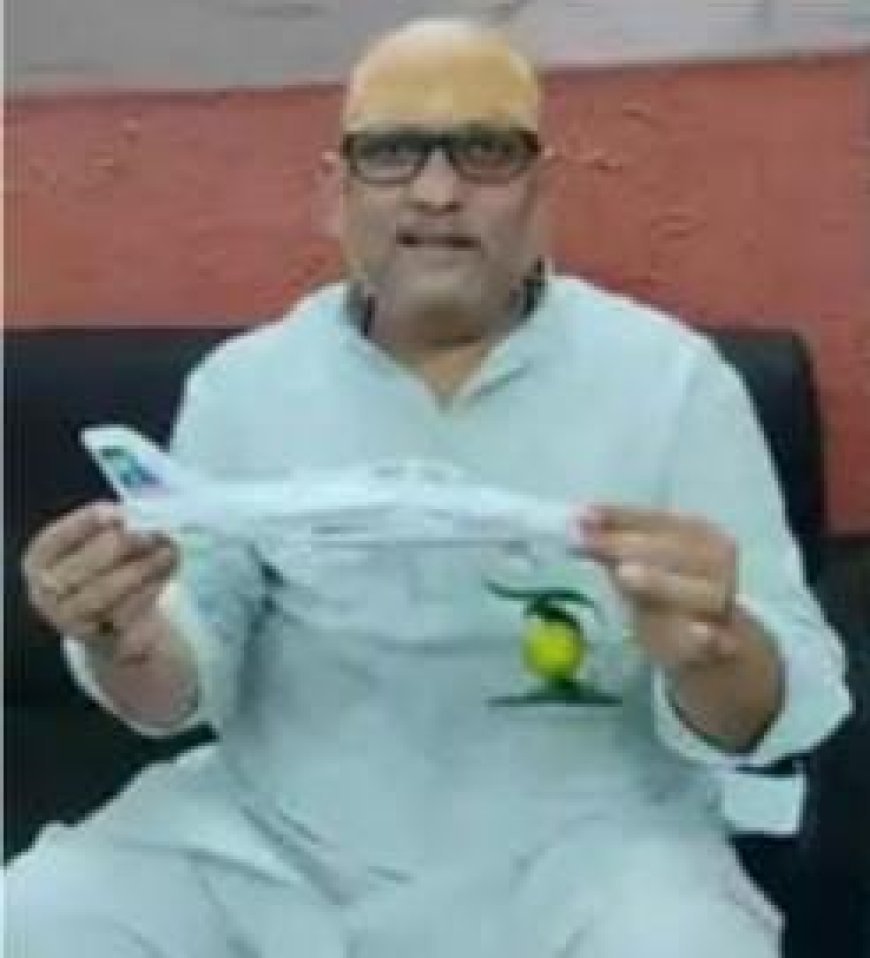 New delhi : खिलौने को 'राफेल' बताकर अजय राय ने छेड़ा विवाद, बीजेपी बोली - सेना का मनोबल गिरा रहे हो?