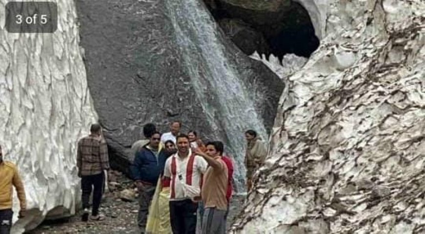 Badrinath Yatra 2025: हिमखंडों के बीच से गुजरते श्रद्धालु, बर्फीले रास्ते पर सेल्फी का क्रेज