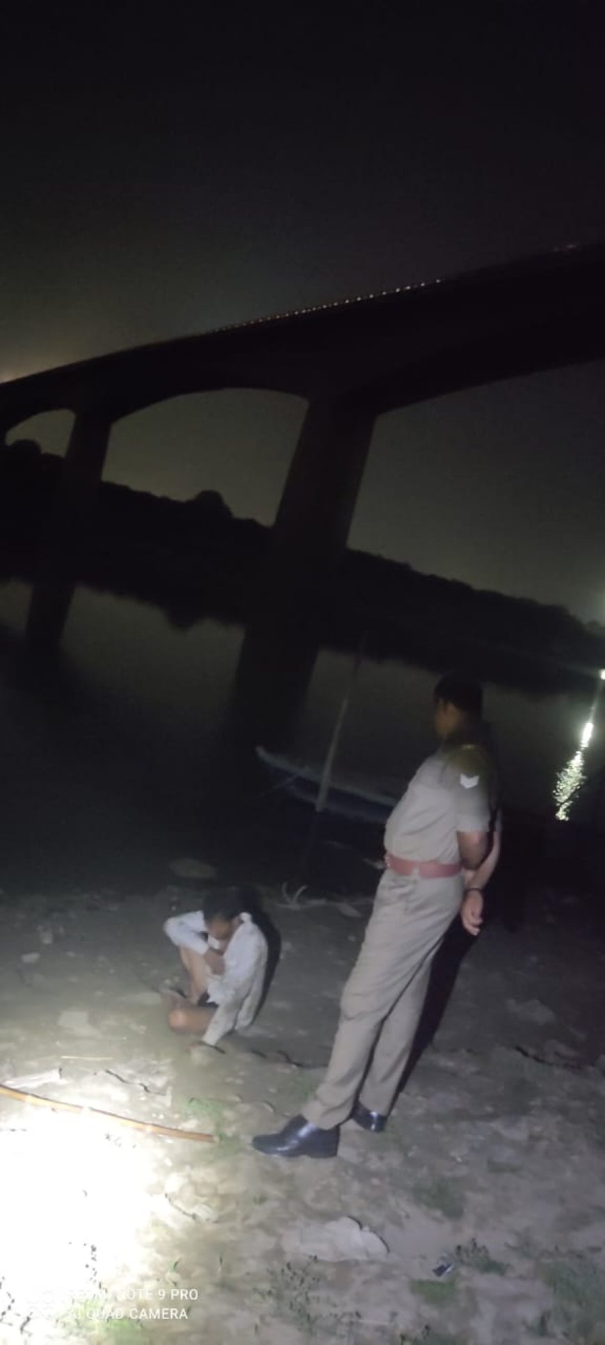 वाराणसी: पत्नी से परेशान युवक ने विश्वसुंदरी पुल से लगाई छलांग, पुलिस ने बचाई जान