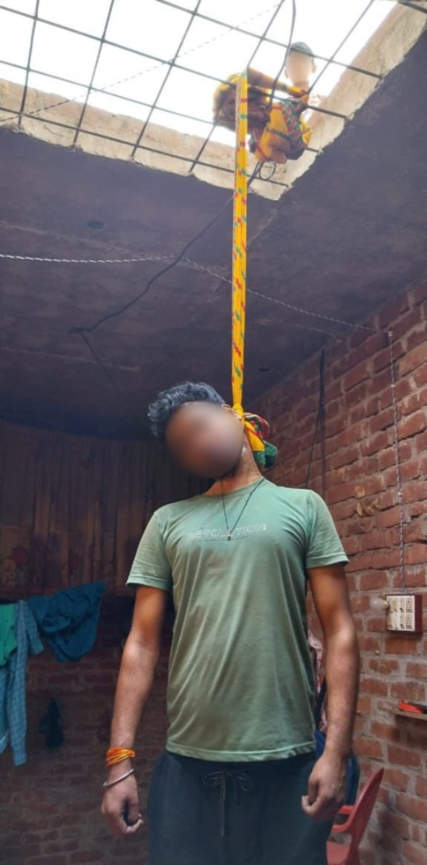UP : उन्नाव में बरपा कहर: पत्नी और दो मासूम बेटियों की हत्या कर पति ने लगाई फांसी