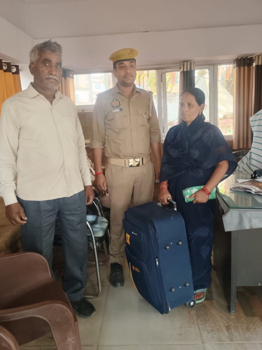 Mughalsarai : खाकी में दिखा ईमानदारी का रंग, कांस्टेबल ने लौटाया महिला का कीमती बैग