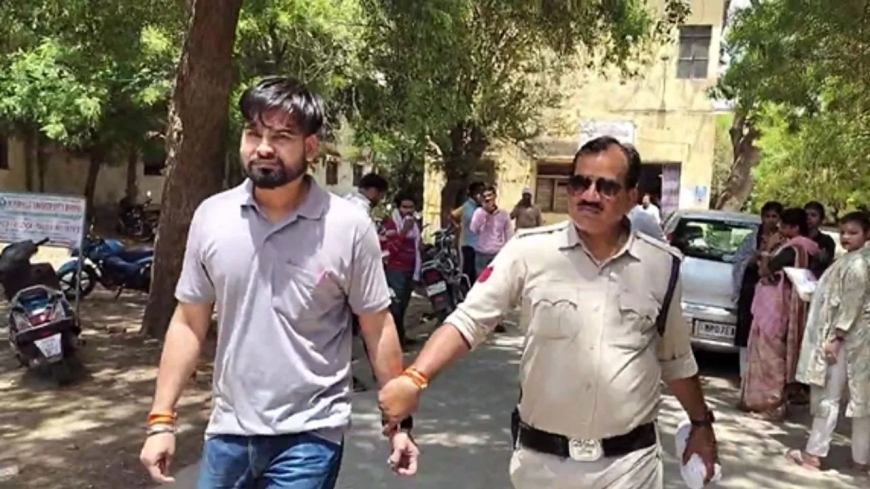 Morena: शिक्षा के मंदिर में घिनौनी करतूत! छात्रा के साथ आपत्तिजनक हालत में शिक्षक CCTV में कैद, अब सलाखों के पीछे