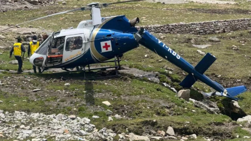 केदारनाथ में बड़ा हादसा टला! लैंडिंग के वक्त एयर एंबुलेंस क्रैश, सवार सभी 3 लोग सुरक्षित