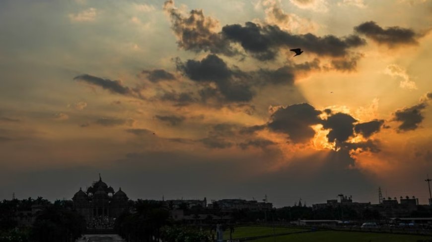 दिल्ली-NCR: बस 30 मिनट में बदला मौसम का मिजाज, धूप हुई गायब, बादल छाए, शुरू हुई बूंदाबांदी