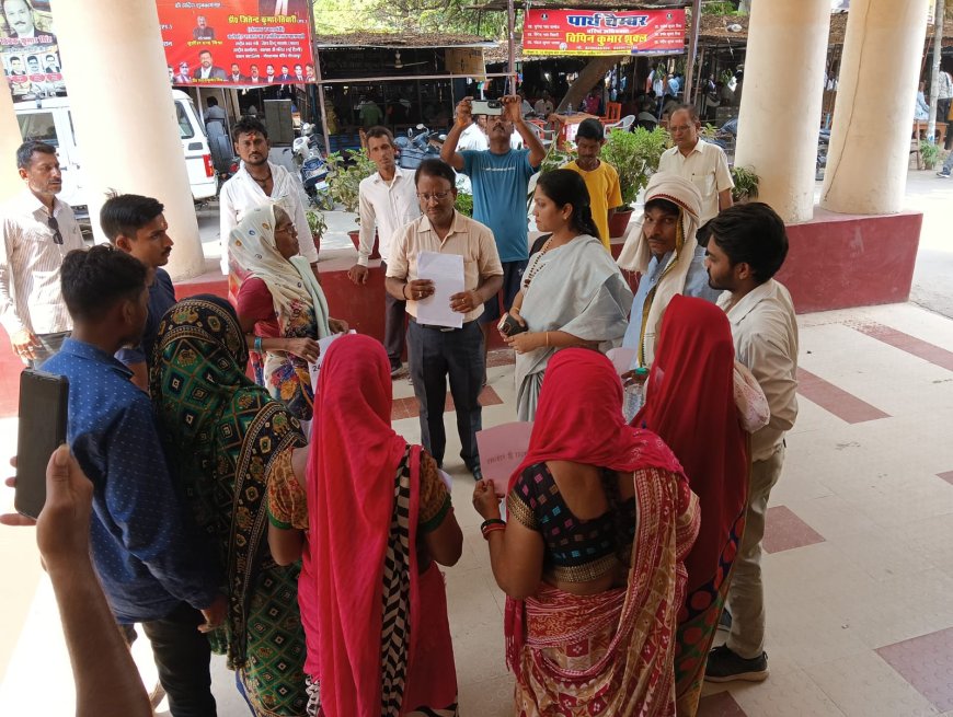 वाराणसी: सिगरा में आवासीय कॉलोनी में शराब की दुकान का विरोध, सपा नेत्री ऐश्वर्या श्रीवास्तव ने डीएम से की मुलाकात