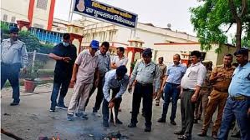 Varanasi News : BHU के MS को हटाने की मांग: छात्रों ने फूंका पुतला, भ्रष्टाचार का आरोप, मुर्दाबाद के लगाए नारे; पहुंची पुलिस