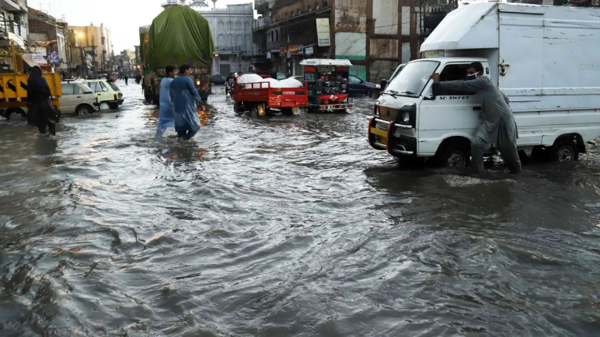 पाकिस्तान में कुदरत का कहर: आंधी-तूफान से 13 की मौत, 100 घायल