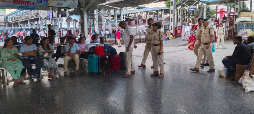 वाराणसी: आरपीएफ डीडीयू और डॉग स्क्वाड का स्टेशन पर सघन चेकिंग अभियान, सब सामान्य