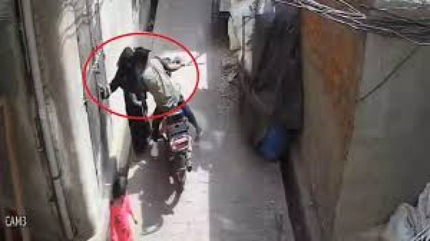 Meerut News : बुर्का पहनी युवती को तंग गली में बाइक सवार ने किया Kiss, मचा हड़कंप