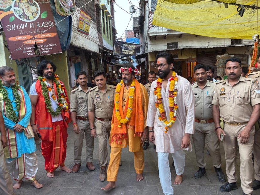 तेलुगू फिल्म 'कन्नप्पा' के प्रमोशन के लिए वाराणसी में कलाकारों ने लिया आशीर्वाद