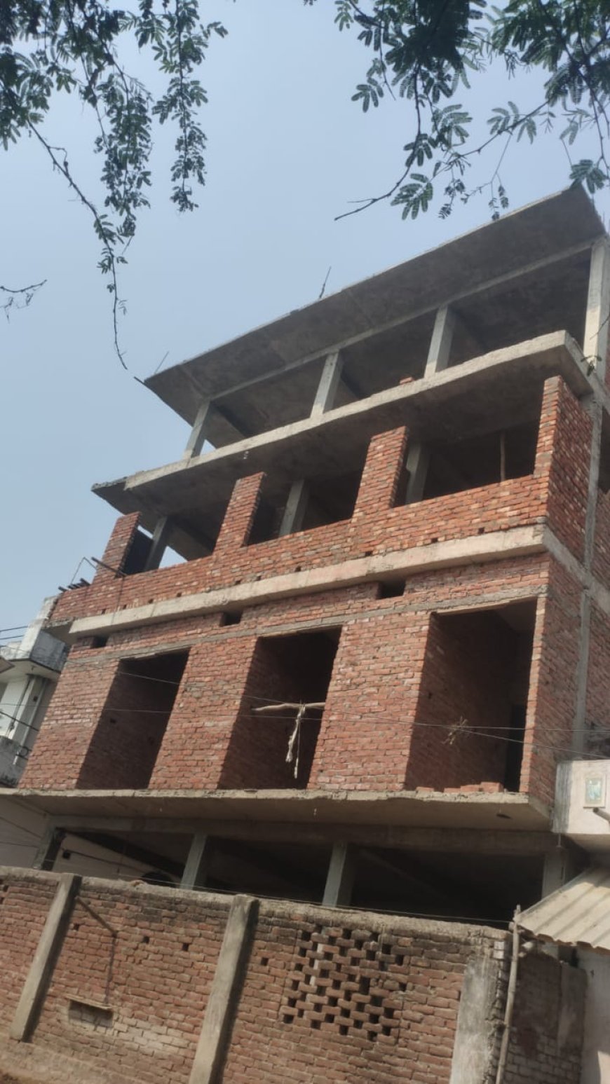 Varanasi News : वाराणसी विकास प्राधिकरण सवालों के घेरे में, हाई कोर्ट के आदेशों की अनदेखी कर बन रहा चार मंजिला होटल