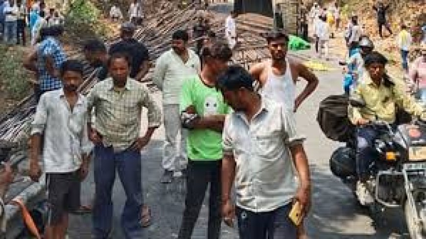 Accident News : ट्रेलर नाले में पलटा, भाई के सामने जिंदा जला चालक, मची चीख-पुकार