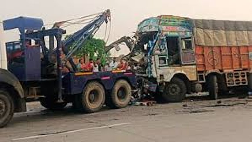 UP Accident News : वाराणसी में भीषण सड़क हादसा खराब खड़े ट्रक में दूसरे ट्रक की टक्कर, चालक की दर्दनाक मौत, एक घायल