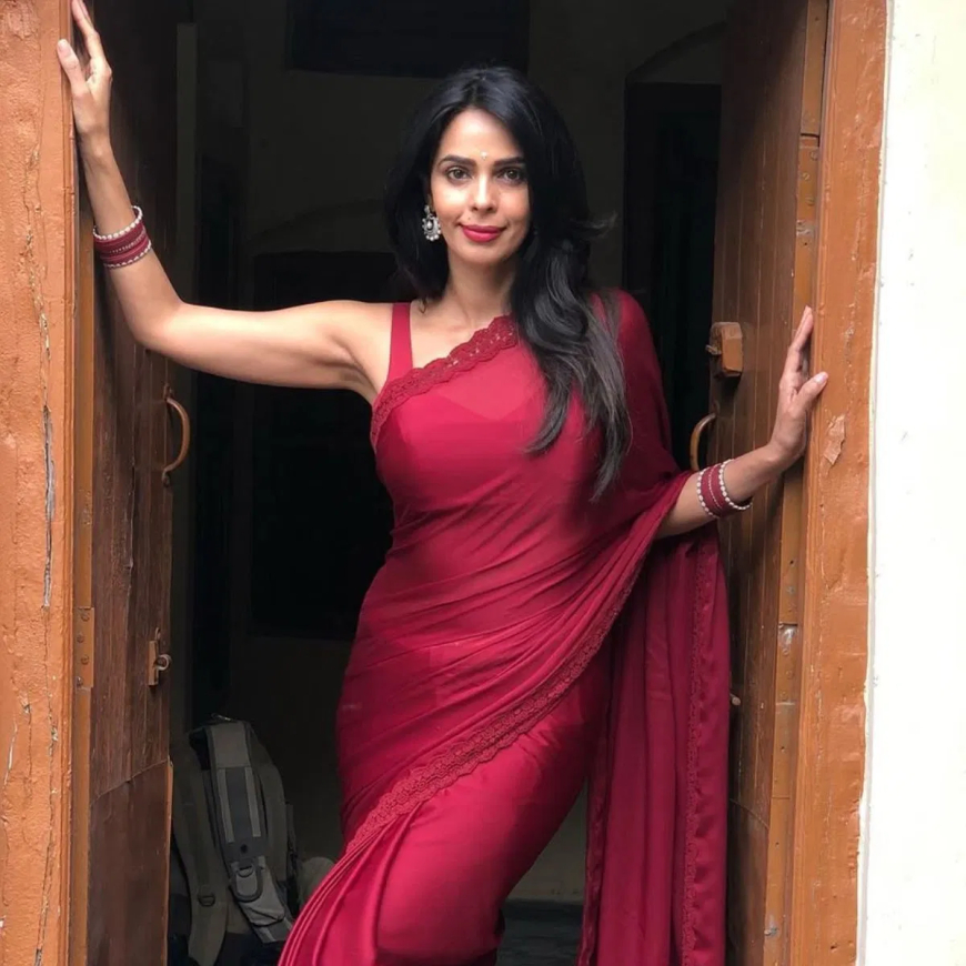 48 की उम्र में भी मल्लिका शेरावत का जलवा बरकरार: फिटनेस, ग्लैमर और 17 Kissing Scenes का वो दौर!