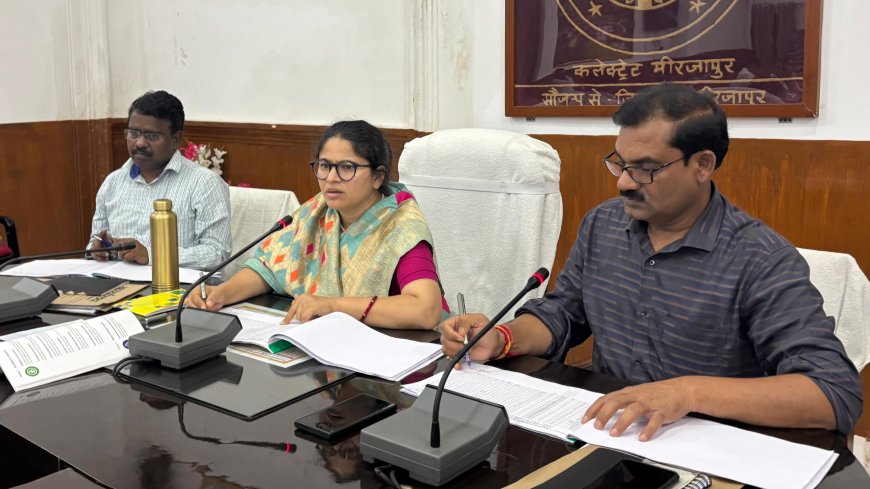 मिर्ज़ापुर: DM ने राजस्व कार्यों की समीक्षा की, लंबित वादों के जल्द निपटारे के निर्देश