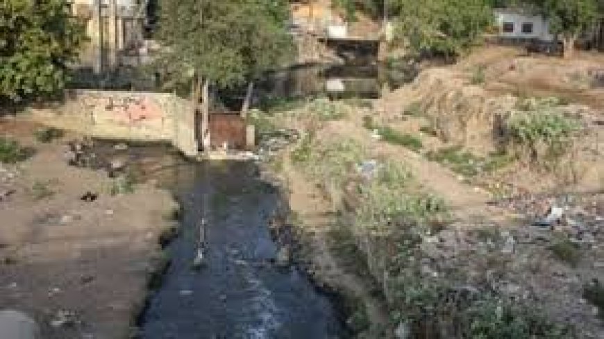 Up News : असि नदी बदहाली की कगार पर: अतिक्रमण ने 2.5 मीटर तक समेटी चौड़ाई, जीर्णोद्धार पर संकट