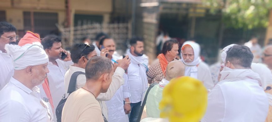 वाराणसी: पहड़िया मंडी में अवैध कब्जा बताकर दुकानें खाली कराने के विरोध में व्यापारियों का धरना-प्रदर्शन