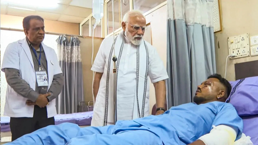 अहमदाबाद प्लेन क्रैश: मौत के मुंह से निकला 'विश्वास', पीएम मोदी से बयां किया खौफनाक मंजर