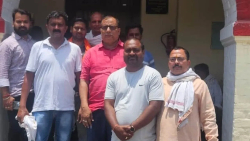 गाजीपुर में नाले पर अवैध कब्जा: हाईकोर्ट के आदेश के बावजूद मस्जिद कमेटी ने बनाईं दुकानें, जलजमाव से लोग परेशान; फिर DM को ज्ञापन