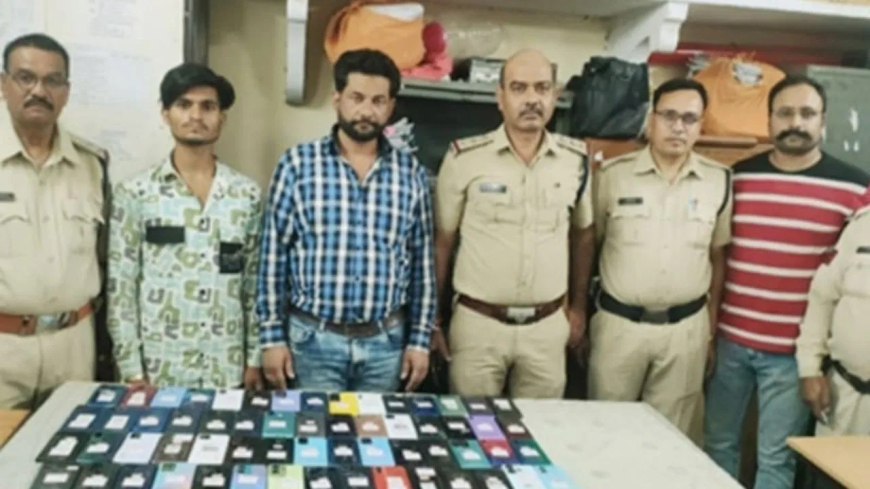 उज्जैन पुलिस को बड़ी सफलता: एक चोरी हुए मोबाइल की तलाश में मिले 74 चोरी के फोन, दो गिरफ्तार, इंदौर का डॉलर मार्केट निशाने पर