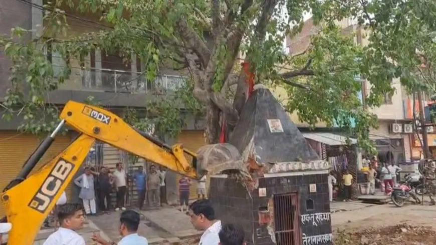 संभल में नेशनल हाईवे से हटा अवैध अतिक्रमण: बुलडोजर ने मंदिर समेत 20 से अधिक अवैध कब्ज़े ध्वस्त किए