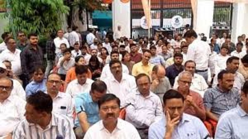 Up News : आजमगढ़ के डीएम के खिलाफ अभियंता लामबंद, बर्खास्तगी की मांग पर अड़े