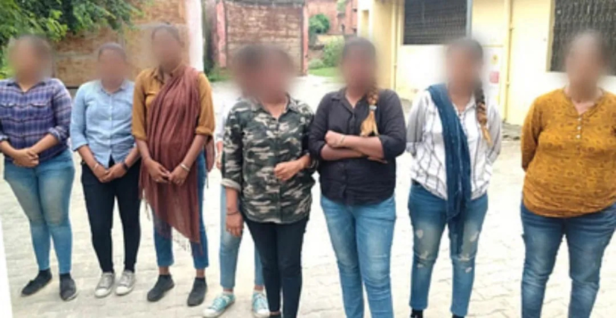 जींस-टीशर्ट में 'भिखारी' युवतियां: बरेली में 9 लड़कियों को भीख मांगते देख लोग हैरान, सामने आया गुजरात कनेक्शन