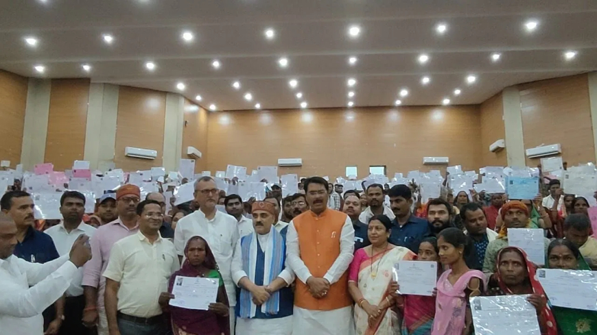 दरभंगा में 600 से ज़्यादा भूमिहीन परिवारों को मिला घर का सपना, राजस्व मंत्री संजय सरावगी ने बांटे पर्चे