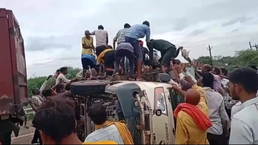 छत्तीसगढ़: बेमेतरा में मुर्गियों से भरा वाहन पलटा, लोग ड्राइवर को छोड़ मुर्गियां लूटते रहे; वीडियो वायरल