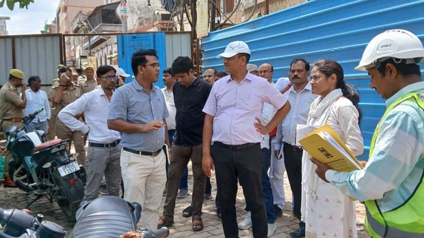 वाराणसी मंडलायुक्त एस राजलिंगम का गंगा घाटों का निरीक्षण: कर्नाटक स्टेट गेस्ट हाउस जर्जर देख तत्काल नोटिस जारी करने का आदेश