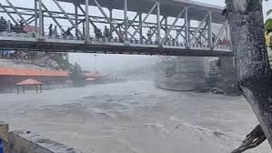 Badrinath Dham : फिर उफनाई अलकनंदा, तप्तकुंड और घाटों तक पहुंचा पानी, आवाजाही रोकी गई