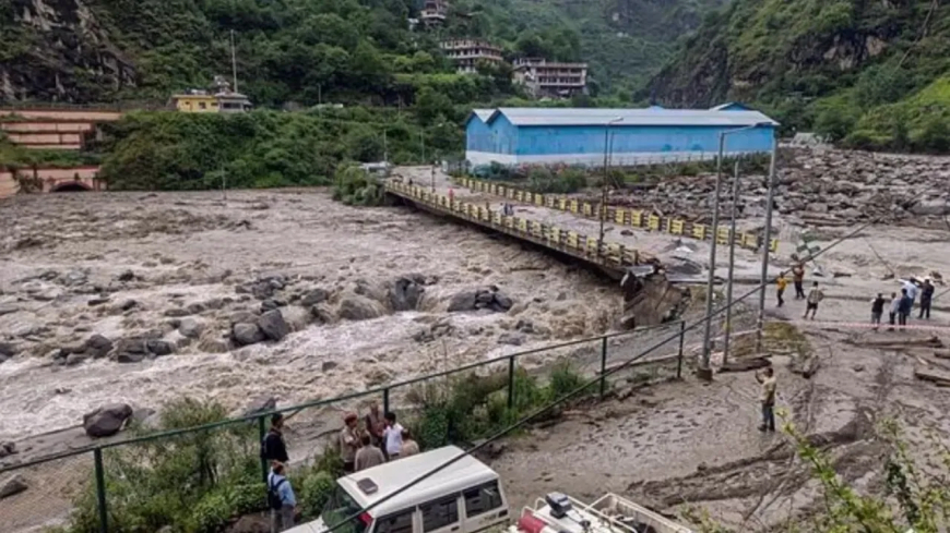 हिमाचल त्रासदी: चेतावनी के बावजूद नाले के पास मजदूरों का ठिकाना, बादल फटने से 20 बहे, 2 की मौत