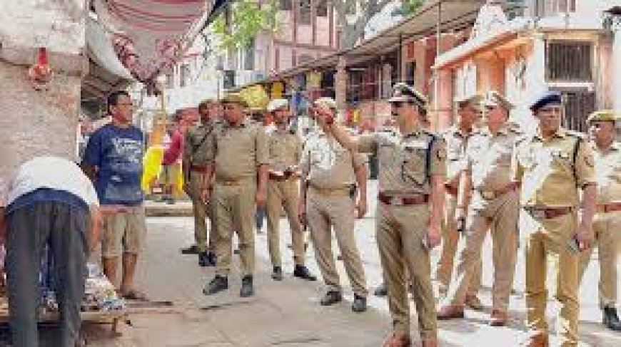 वाराणसी में अतिक्रमण के खिलाफ बड़ा एक्शन: पुलिस कमिश्नर खुद उतरे सड़क पर, दुकानदारों और थाना प्रभारियों को चेतावनी