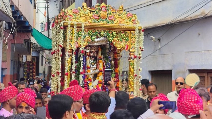 Varanasi : स्वर्णिम रथ पर निकली बाबा कालभैरव की भव्य शोभायात्रा, 'हर हर महादेव' से गूंजी काशी