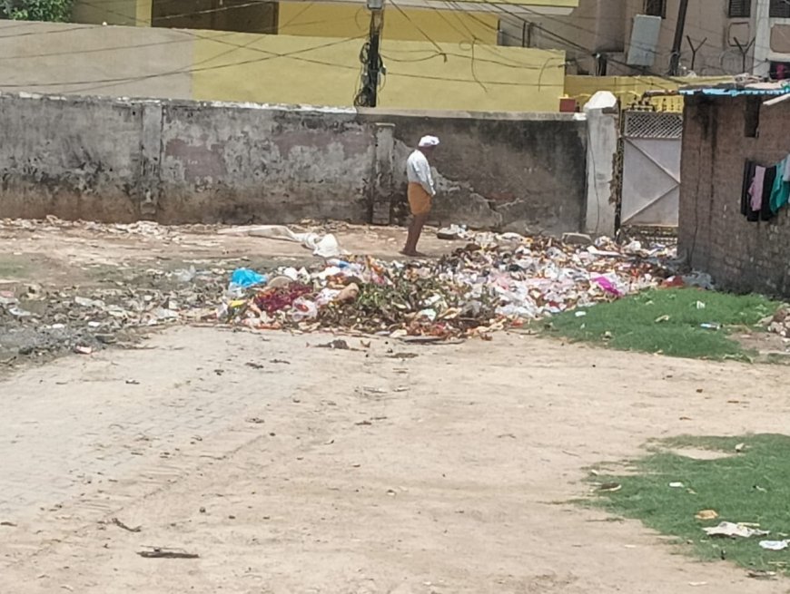 Varanasi : दुर्गाकुण्ड मंदिर के पूर्वी गेट पर कूड़े का ढेर, दुर्गंध से श्रद्धालु परेशान