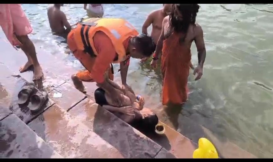 मीर घाट पर NDRF ने बचाई डूबते युवक की जान