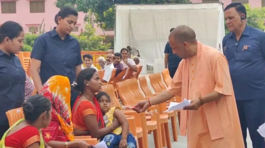 सीएम योगी का संवेदनशील अंदाज: बीमार बच्ची के इलाज और आवास के लिए महिला को तुरंत मदद का भरोसा