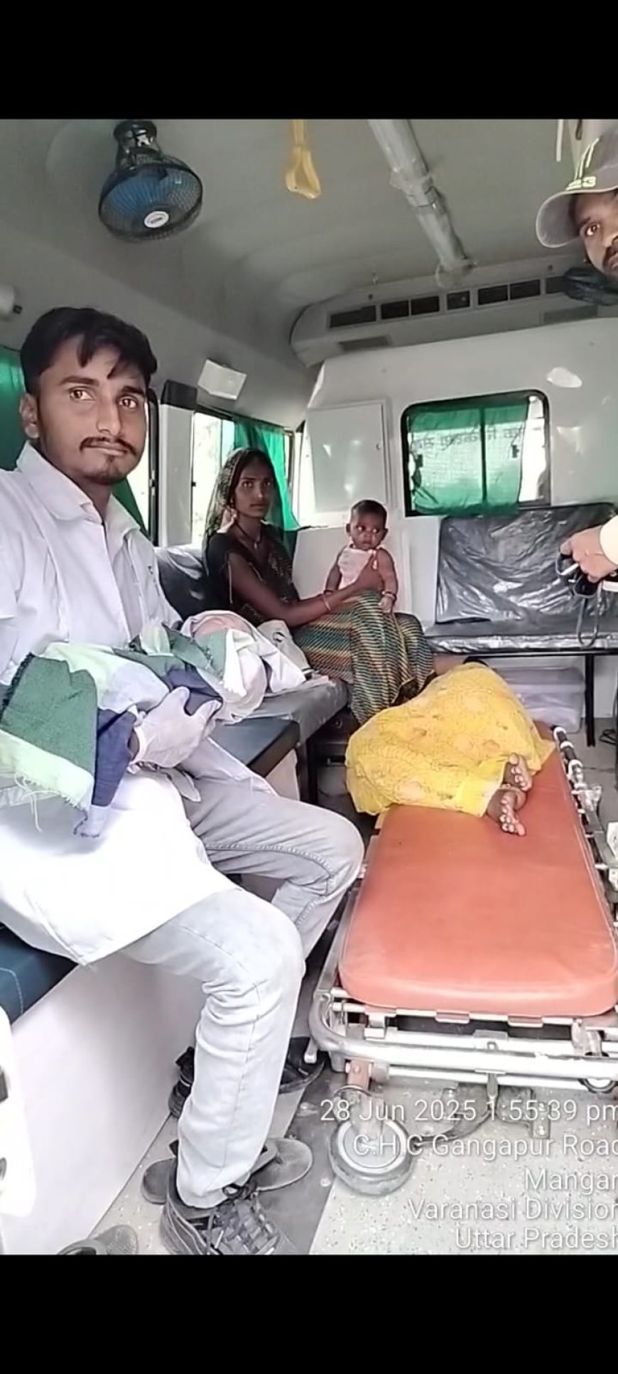 वाराणसी में एंबुलेंस के भीतर गूंजी किलकारी, ईएमटी और पायलट की सूझबूझ से हुआ सफल प्रसव