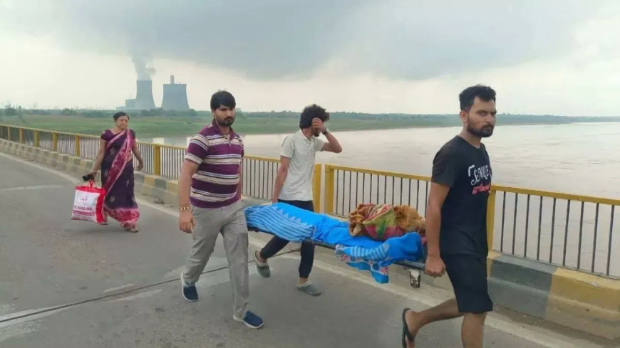 यूपी: बेबस बेटे ने मां का शव स्ट्रेचर पर रखकर 1 KM पैदल पुल पार किया, दिल दहला देने वाला वीडियो वायरल