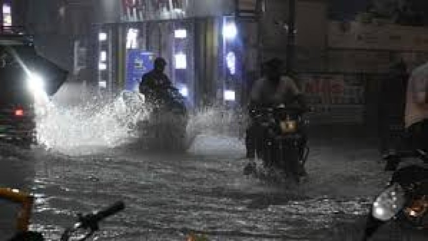 Weather : बनारस में चार साल बाद मूसलाधार बारिश ढाई घंटे में 68.5 मिमी बरसात से जलभराव और भीषण जाम, तस्वीरें देखिए