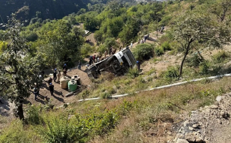 टिहरी बस हादसा: यात्रियों से भरी बस 70 मीटर गहरी खाई में गिरी, 5 की दर्दनाक मौत; 13 घायल, CM धामी ने जताया दुख