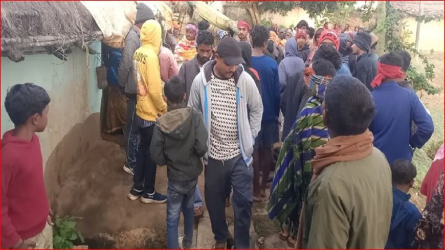 दुमका परिवार हत्याकांड आत्महत्या: रातभर चला खूनी खेल, घर में पत्नी और दो बच्चों की लाश; पेड़ से लटका मिला मछली कारोबारी पति