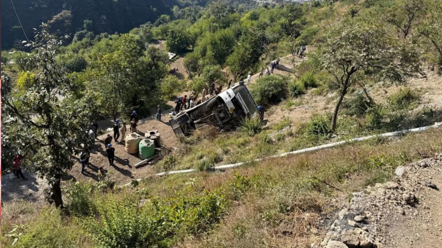 टिहरी बस हादसा: यात्रियों से भरी बस 70 मीटर गहरी खाई में गिरी, 5 की दर्दनाक मौत; 13 घायल, CM धामी ने जताया दुख