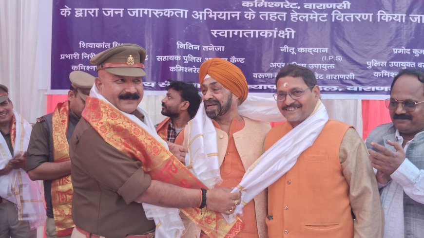 वाराणसी यातायात जागरूकता: व्यापार मंडल और पुलिस ने मिलकर बांटा 200 हेलमेट; 'दारू पीकर गाड़ी चलाई तो अगले चौराहे पर यमराज मिलेगा' स्लोगन से किया जागरूक