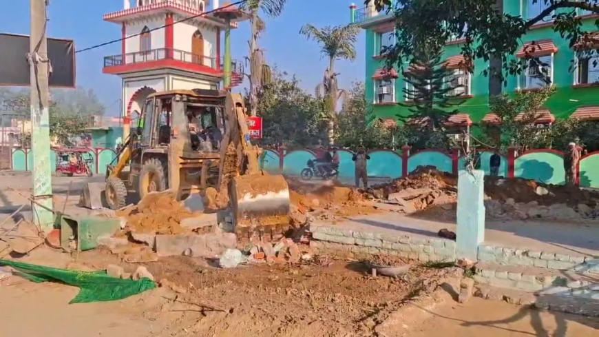 रुड़की अवैध मजार पर बुलडोजर: धामी सरकार का सख्त एक्शन, स्वास्थ्य विभाग की जमीन पर बनी अवैध मजार ध्वस्त; नोटिस के बावजूद नहीं हटा था कब्जा